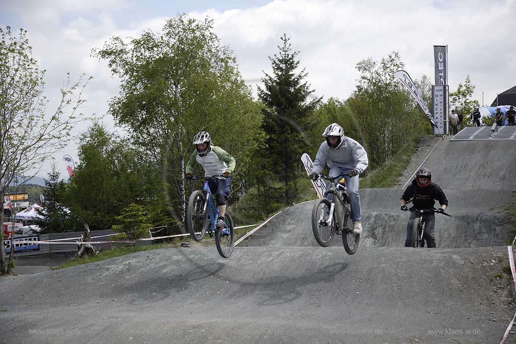 Winterberg, Hochsauerlandkreis, Blick in Bikepark auf Radrennfahrer im Sprung, Freeride Festival, Mountainbike Rennen, Sauerland