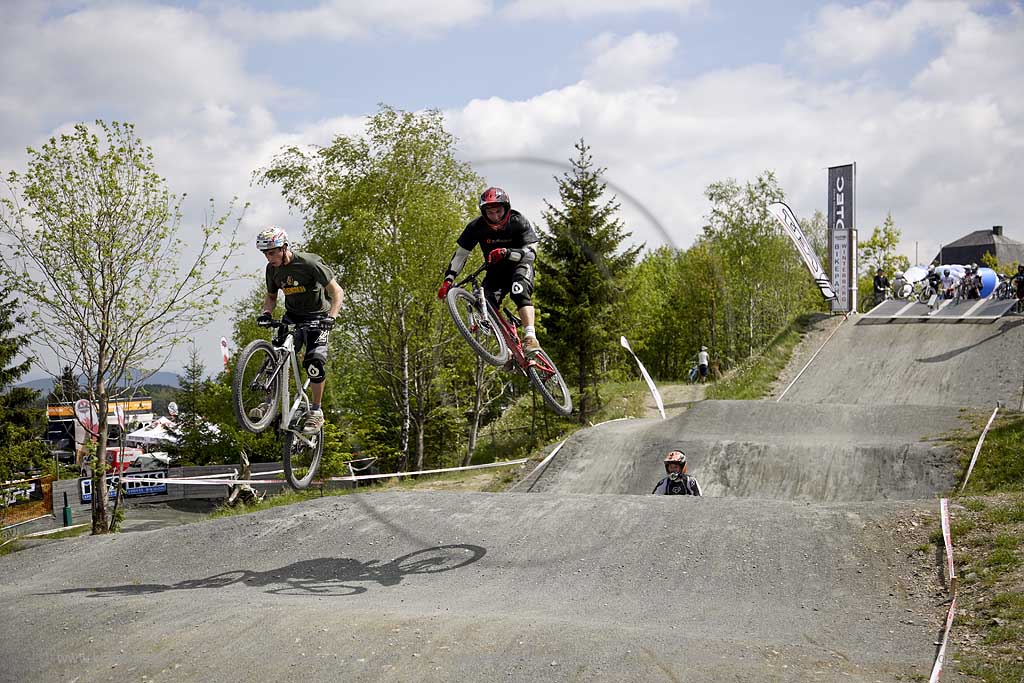 Winterberg, Hochsauerlandkreis, Blick in Bikepark auf Radrennfahrer im Sprung, Freeride Festival, Mountainbike Rennen, Sauerland