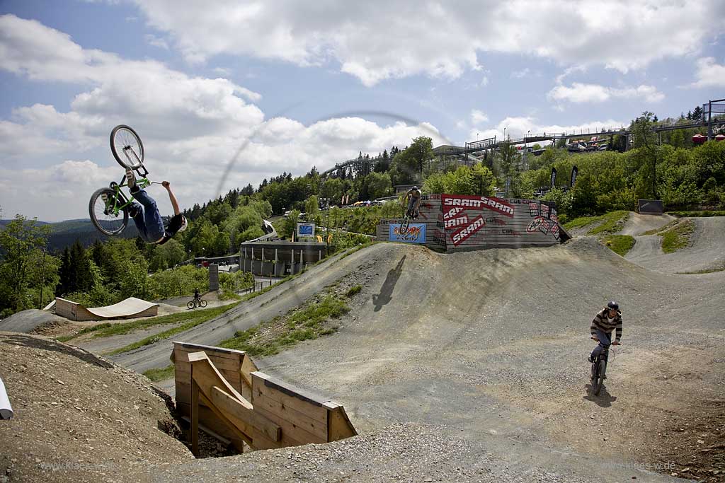 Winterberg, Hochsauerlandkreis, Blick in Bikepark auf Radrennfahrer im Sprung, Freeride Festival, Mountainbike Rennen, Sauerland