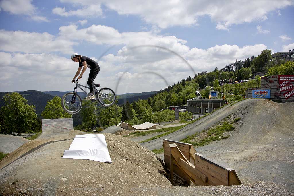 Winterberg, Hochsauerlandkreis, Blick in Bikepark auf Radrennfahrer im Sprung, Freeride Festival, Mountainbike Rennen, Sauerland