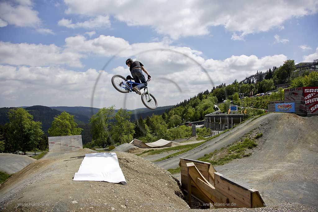 Winterberg, Hochsauerlandkreis, Blick in Bikepark auf Radrennfahrer im Sprung, Freeride Festival, Mountainbike Rennen, Sauerland