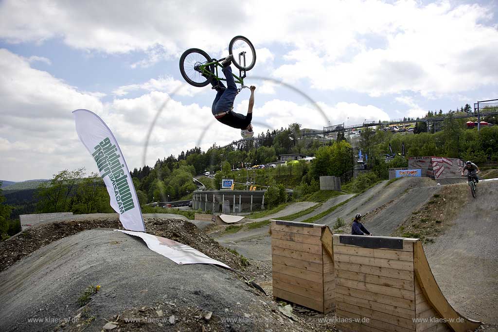 Winterberg, Hochsauerlandkreis, Blick in Bikepark auf Radrennfahrer im Sprung, Freeride Festival, Mountainbike Rennen, Sauerland