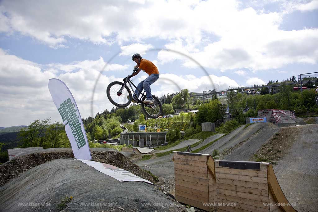 Winterberg, Hochsauerlandkreis, Blick in Bikepark auf Radrennfahrer im Sprung, Freeride Festival, Mountainbike Rennen, Sauerland