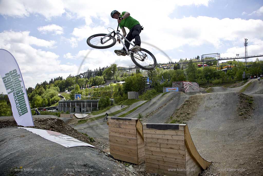 Winterberg, Hochsauerlandkreis, Blick in Bikepark auf Radrennfahrer im Sprung, Freeride Festival, Mountainbike Rennen, Sauerland