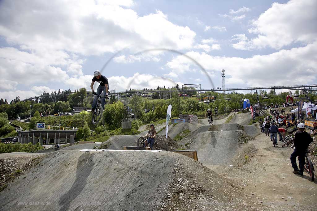 Winterberg, Hochsauerlandkreis, Blick in Bikepark auf Radrennfahrer im Sprung, Freeride Festival, Mountainbike Rennen, Sauerland