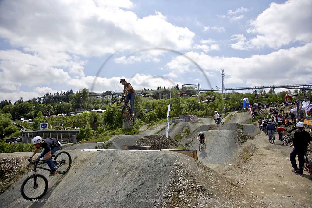 Winterberg, Hochsauerlandkreis, Blick in Bikepark auf Radrennfahrer im Sprung, Freeride Festival, Mountainbike Rennen, Sauerland