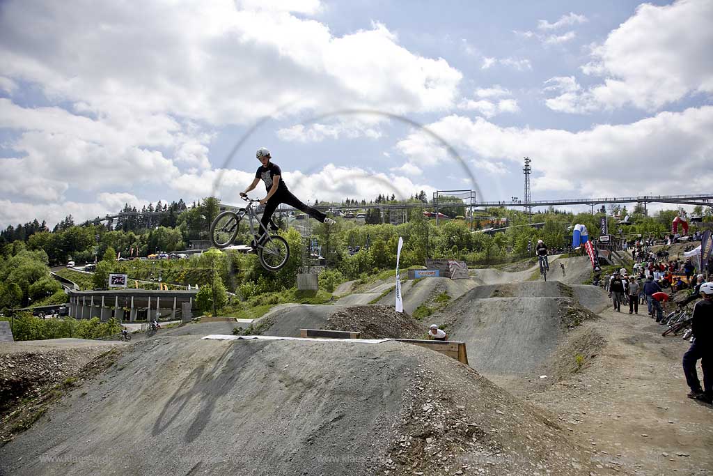 Winterberg, Hochsauerlandkreis, Blick in Bikepark auf Radrennfahrer im Sprung, Freeride Festival, Mountainbike Rennen, Sauerland