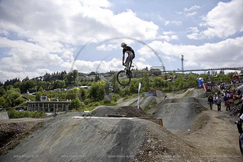 Winterberg, Hochsauerlandkreis, Blick in Bikepark auf Radrennfahrer im Sprung, Freeride Festival, Mountainbike Rennen, Sauerland