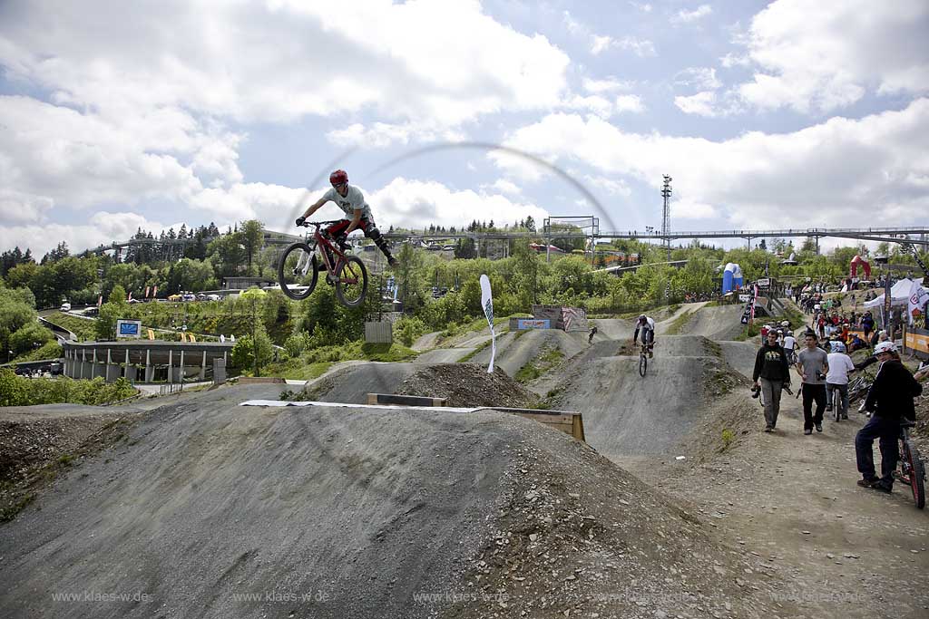 Winterberg, Hochsauerlandkreis, Blick in Bikepark auf Radrennfahrer im Sprung, Freeride Festival, Mountainbike Rennen, Sauerland