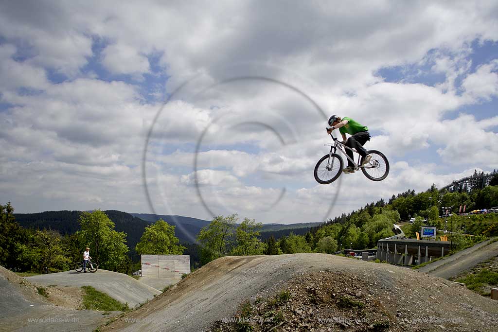 Winterberg, Hochsauerlandkreis, Blick in Bikepark auf Radrennfahrer im Sprung, Freeride Festival, Mountainbike Rennen, Sauerland