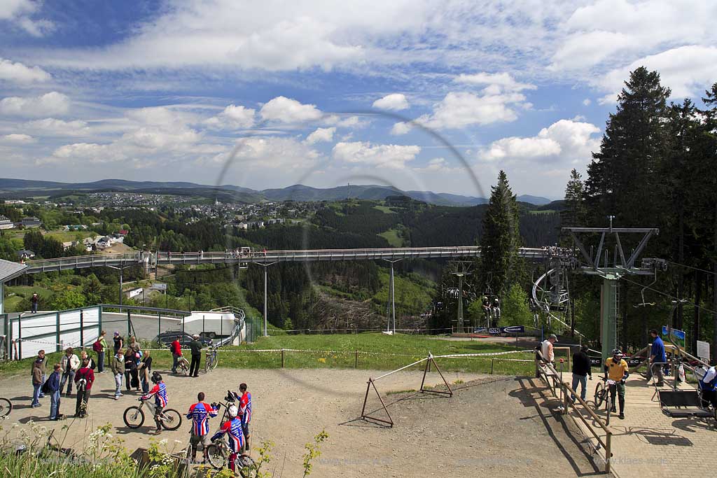 Winterberg, Hochsauerlandkreis, Blick in Bikepark auf Erlebnis Brcke, Bruecke und Radfahrer, Freeride Festival, Sauerland