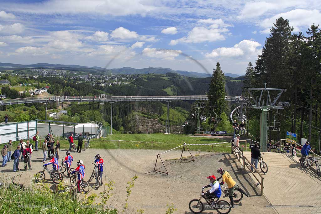 Winterberg, Hochsauerlandkreis, Blick in Bikepark auf Erlebnis Brcke, Bruecke und Radfahrer, Freeride Festival, Sauerland