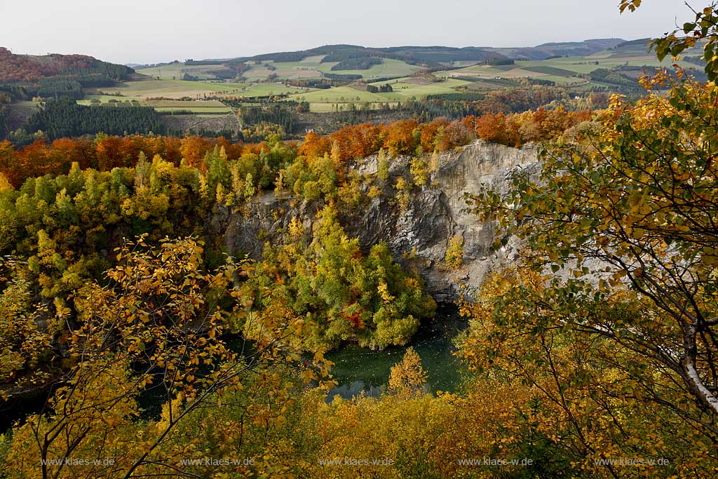 Winterberg Siedlinghausen Blick ber den Bergsee, einen durch ansammlung von Regenwasser in einem stillgelegtern Steinbruch entstandener See mit Aussichtsplattform auf dem Berg Meisterstein