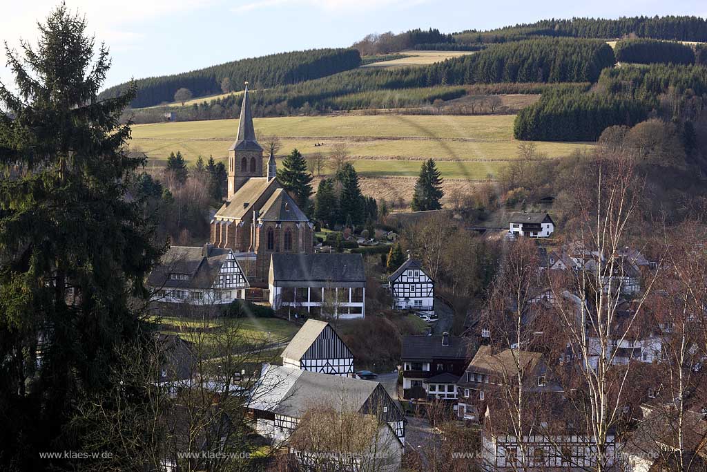 Winterberg, Zschen, Zueschen, Blick auf den Ort mit Pfarrkirche St. Johannes Baptist