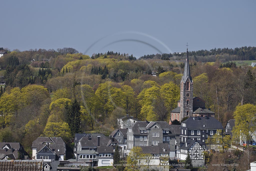 Bad Berleburg, Blick auf die Altstadt mit der evangelischen Stadtkirche in Fruehlingslandschaft; Bad Berleburg, view onto the old town with the  evangelic town church in springtime landscape