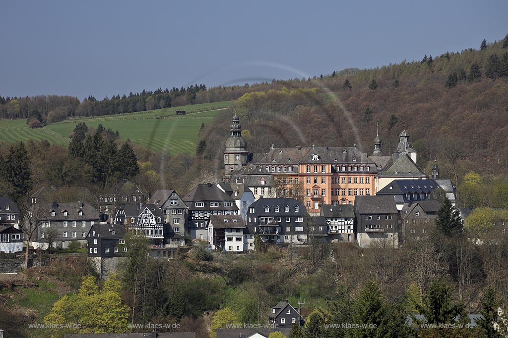 Bad Berleburg, Blick auf Schloss Berleburg in Fruehlingslandschaft; Bad Berleburg, view onto castle Berleburg in springtime landscape