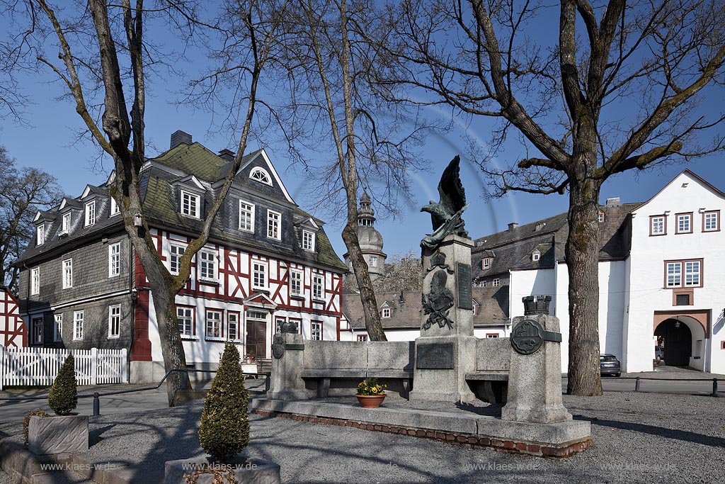 Bad Berleburg Kriegerdenkmal 1866 und 1870/71 mit Kaiser Wilhelm I.-Relief, auf dem Marktplatz, am 18.November 1901 enthuellt, Entwurf durch den Berliner Bildhauer Arnold Knne nach einer Idee des Berliner Malers Richard Winkel, Altstadt mit Fachwerkaus und schloss Berleburg im Hintergrund; Bad Berleburg, old town market plaze with German Emeror Wilhelm 1. war memorial