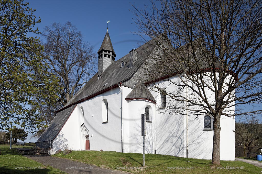 Bad Berleburg Raumland, spaetromanische Hallenkirche mit drei Schiffen um 1240, vermutlich das frueheste Beispiel vom Typ der suedwestflischen Hallenkirchen. Im modernen Dachreiter befindet sich mit drei um 1350 gegossenen Glocken das selteste vollstndige Glockengelut in Westfalen evangelische Kirche; Bad Berleburg Raumland, evangelic lare romance church anno 1240