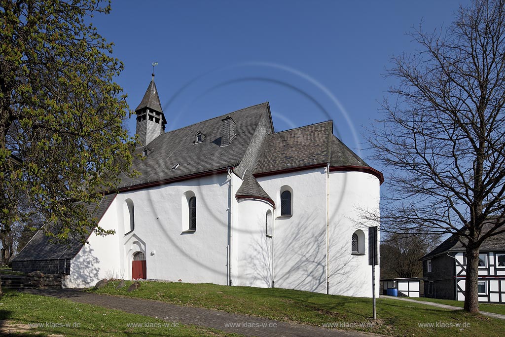 Bad Berleburg Raumland, spaetromanische Hallenkirche mit drei Schiffen um 1240, vermutlich das frueheste Beispiel vom Typ der suedwestflischen Hallenkirchen. Im modernen Dachreiter befindet sich mit drei um 1350 gegossenen Glocken das selteste vollstndige Glockengelut in Westfalen evangelische Kirche; Bad Berleburg Raumland, evangelic lare romance church anno 1240