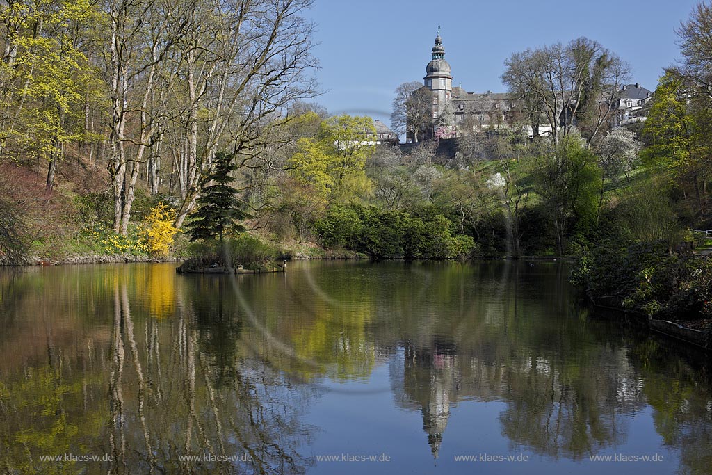 Bad Berleburg, Schlosspark, Blick mit Schlossteich zum Schloss Berleburg; Bad Berleburg, pak with pond and castle Berleburg