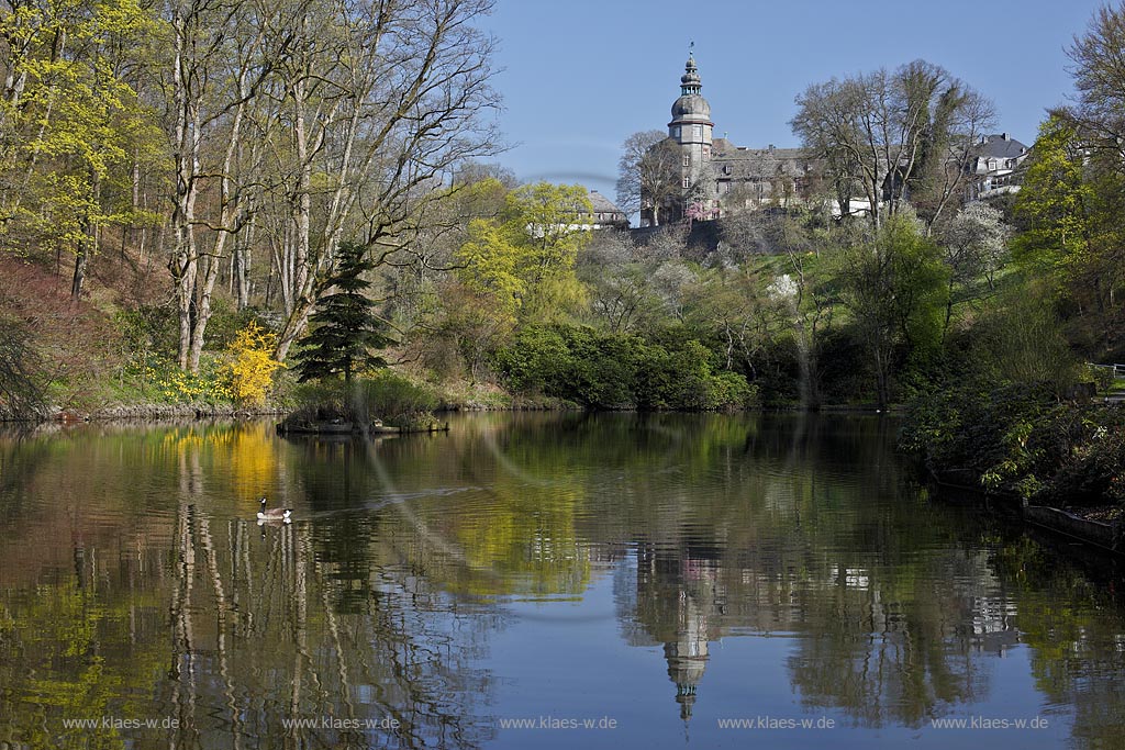 Bad Berleburg, Schlosspark, Blick mit Schlossteich zum Schloss Berleburg; Bad Berleburg, pak with pond and castle Berleburg