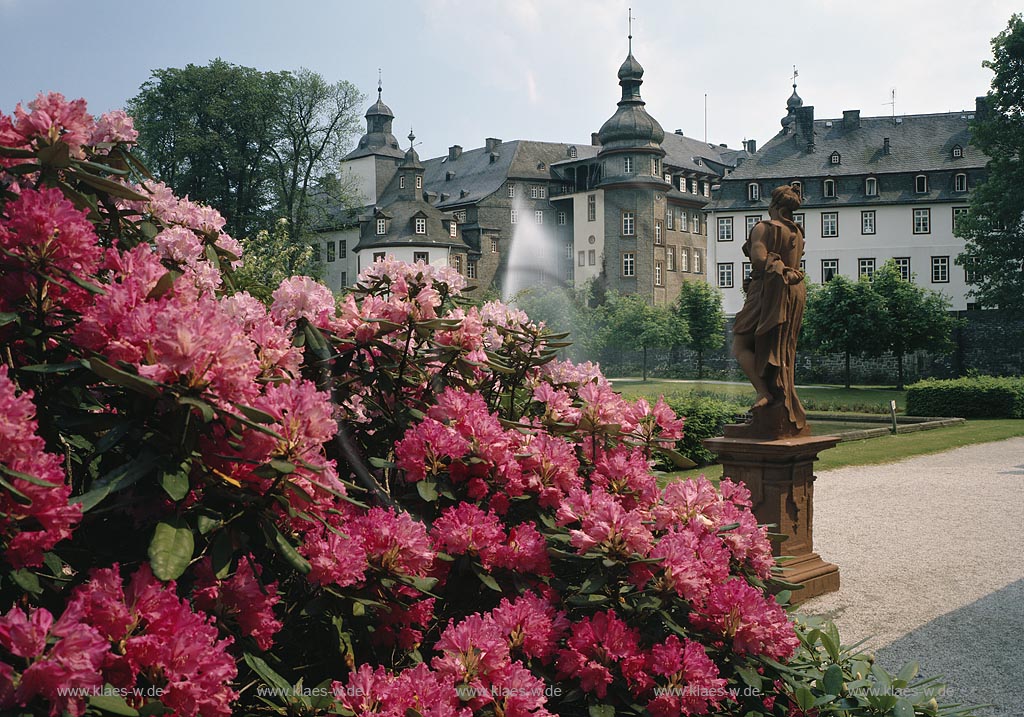 Bad Berleburg, Kreis Siegen-Wittgenstein, Siegerland, Blick auf Schloss Berleburg mit Schlosspark