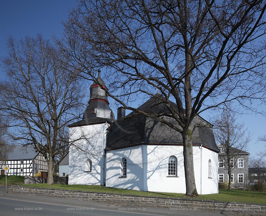 Bad Berleburg Weidenhausen, evangelische Marienkirche. Im Jahre 1763 musste die alte Kirche wegen Baufaelligkeit geschlossen werden und anschlieend wurde das Kirchenschiff bis auf den wehrhaften, romanischen Turm, der noch aus der Zeit vor 1309 stammt, abgerissen. Der Neubau der Kirche in ihrer heutigen Form stammt aus dem Jahre 1765. Bemerkenswert und einmalig in der ganzen Umgebung ist das spaetbarocke achtseitige Kirchenschiff, ein Zentralbau mit zeltartigem Mansarddach; Bad Berleburg Weidenhausen, evagelic church