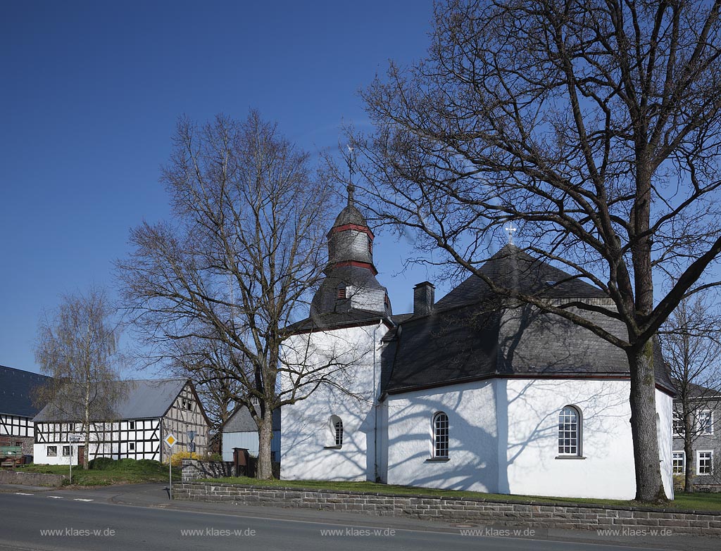 Bad Berleburg Weidenhausen, evangelische Marienkirche. Im Jahre 1763 musste die alte Kirche wegen Baufaelligkeit geschlossen werden und anschlieend wurde das Kirchenschiff bis auf den wehrhaften, romanischen Turm, der noch aus der Zeit vor 1309 stammt, abgerissen. Der Neubau der Kirche in ihrer heutigen Form stammt aus dem Jahre 1765. Bemerkenswert und einmalig in der ganzen Umgebung ist das spaetbarocke achtseitige Kirchenschiff, ein Zentralbau mit zeltartigem Mansarddach; Bad Berleburg Weidenhausen, evagelic church