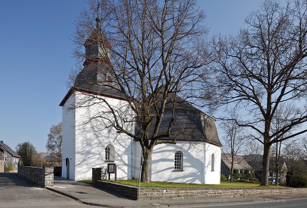 Bad Berleburg Weidenhausen, evangelische Marienkirche. Im Jahre 1763 musste die alte Kirche wegen Baufaelligkeit geschlossen werden und anschlieend wurde das Kirchenschiff bis auf den wehrhaften, romanischen Turm, der noch aus der Zeit vor 1309 stammt, abgerissen. Der Neubau der Kirche in ihrer heutigen Form stammt aus dem Jahre 1765. Bemerkenswert und einmalig in der ganzen Umgebung ist das spaetbarocke achtseitige Kirchenschiff, ein Zentralbau mit zeltartigem Mansarddach; Bad Berleburg Weidenhausen, evagelic church