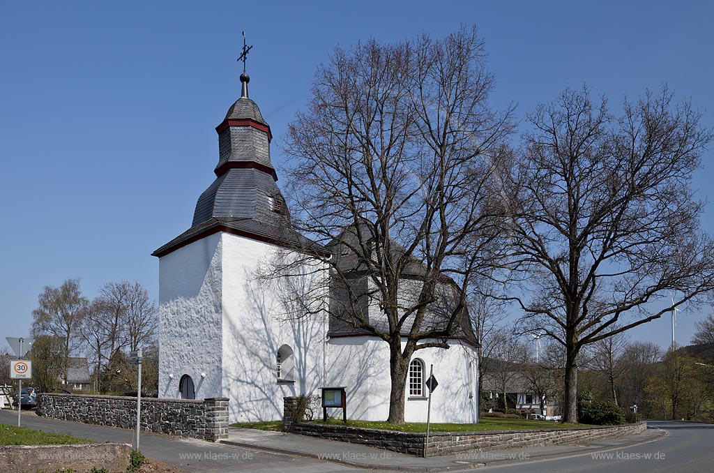 Bad Berleburg Weidenhausen, evangelische Marienkirche. Im Jahre 1763 musste die alte Kirche wegen Baufaelligkeit geschlossen werden und anschlieend wurde das Kirchenschiff bis auf den wehrhaften, romanischen Turm, der noch aus der Zeit vor 1309 stammt, abgerissen. Der Neubau der Kirche in ihrer heutigen Form stammt aus dem Jahre 1765. Bemerkenswert und einmalig in der ganzen Umgebung ist das spaetbarocke achtseitige Kirchenschiff, ein Zentralbau mit zeltartigem Mansarddach; Bad Berleburg Weidenhausen, evagelic church