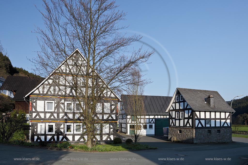 Bad Laasphe Bermershausen., Fachwerrkhof. Ddas im Jahr 1465 erstmals urkundlich erwhnte Dorf hat ca. 200 Einwohner und liegt im oberen Lahntal; Bad Laasphe Bermershasen, old half timbered farmhouse in the small village 