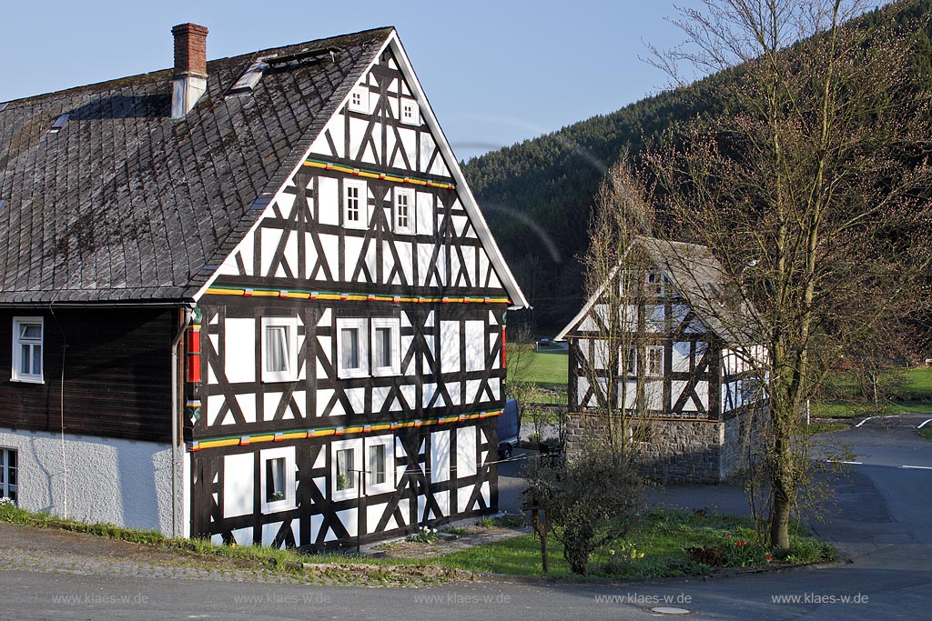 Bad Laasphe Bermershausen., Fachwerrkhof. Ddas im Jahr 1465 erstmals urkundlich erwhnte Dorf hat ca. 200 Einwohner und liegt im oberen Lahntal; Bad Laasphe Bermershasen, old half timbered farmhouse in the small village 