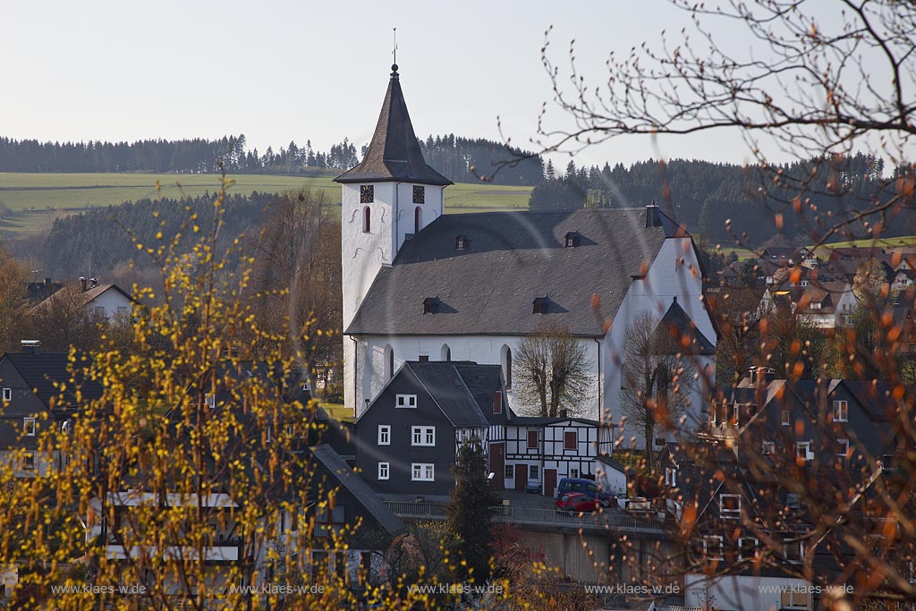 Bad Laasphe, Blick zur spaetromanischen dreischiffige Hallenkirche aus dem 13. Jahrhundert. Sie ist das aelteste erhaltene Gebaeude des Dorfes und war urspruenglich dem Heiligen Martin von Tours gewidmet; Bad Laasphe Feudingen, view to the late romance church  from 13th century, the oldes building of this village