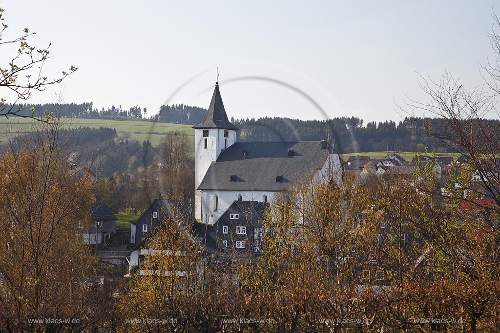 Bad Laasphe, Blick zur spaetromanischen dreischiffige Hallenkirche aus dem 13. Jahrhundert. Sie ist das aelteste erhaltene Gebaeude des Dorfes und war urspruenglich dem Heiligen Martin von Tours gewidmet; Bad Laasphe Feudingen, view to the late romance church  from 13th century, the oldes building of this village