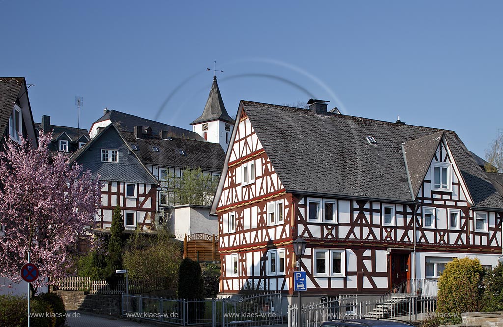 Bad Laasphe Feudingen, In der Gasse, Altstadt mit Fachwerkhaeusern und Turm der evangelischen Kirche aus dem 13. Jahrhundert; Bad Laasphe feudingen historical old town with half timbered framework houses and tower of the evangelic church from 13th century