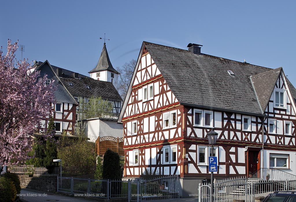 Bad Laasphe Feudingen, In der Gasse, Altstadt mit Fachwerkhaeusern und Turm der evangelischen Kirche aus dem 13. Jahrhundert; Bad Laasphe feudingen historical old town with half timbered framework houses and tower of the evangelic church from 13th century