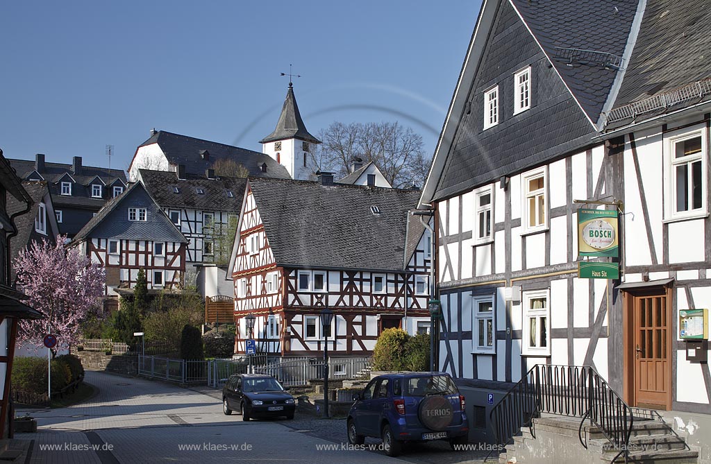 Bad Laasphe Feudingen, In der Gasse, Altstadt mit Fachwerkhaeusern und Turm der evangelischen Kirche aus dem 13. Jahrhundert; Bad Laasphe feudingen historical old town with half timbered framework houses and tower of the evangelic church from 13th century