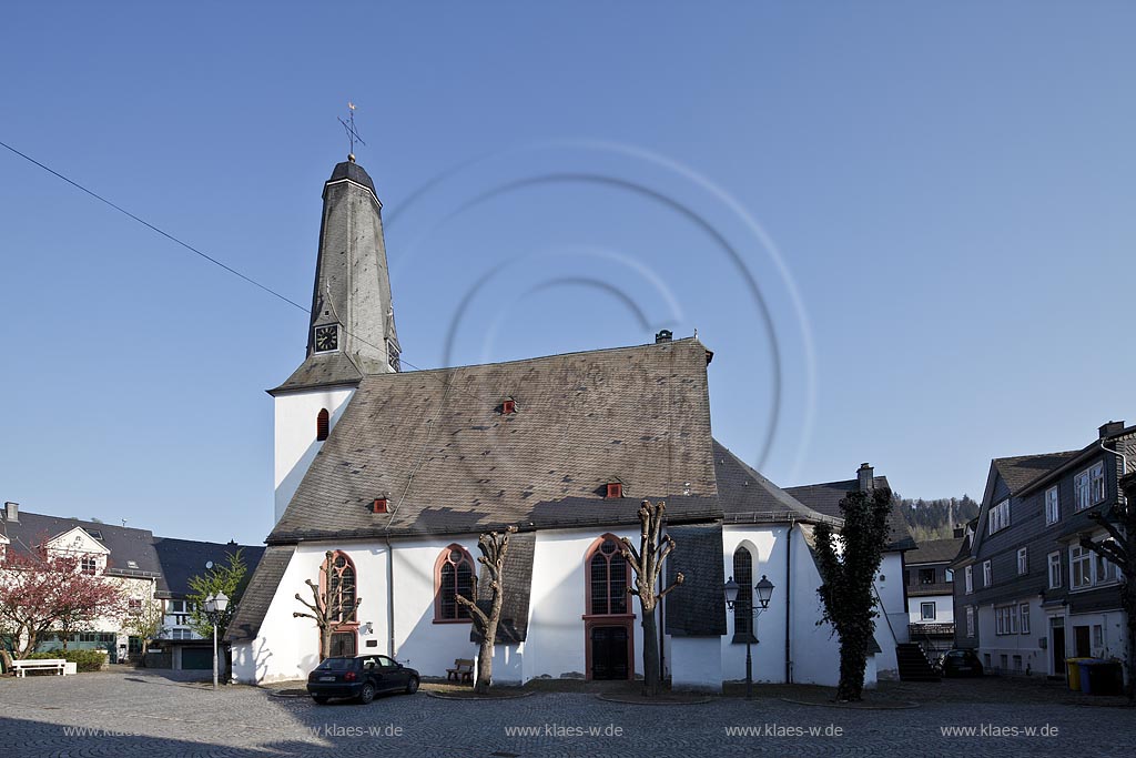 Bad Laasphe, Kirchplatz mit der evangelischen Kirche aus dem 13. Jahrhundert; Bad Laasphe, evangelic church from 13th century 