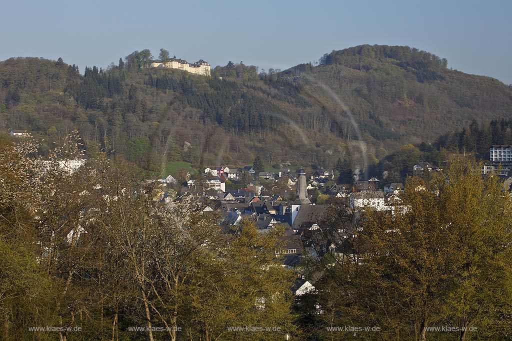 Bad Laasphe, Blicvk aif den Ort mit der evangelischen Kirche aus dem 13. Jahrhundert und Schloss Wittgenstein; Bad laasphe, view onto the samlltown with the evangelic church of 13th. century and castle Wittgenstein