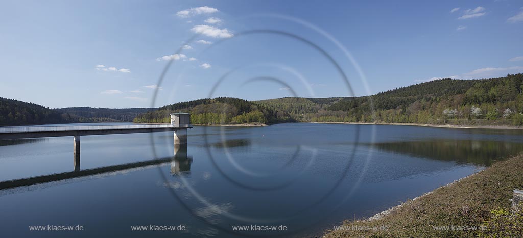 Breitenbach Talsperre bei Hilchenbach im Fruehling, Panoramablick; Bretenbach dam near Hilchenbach, panoramic view in springtime