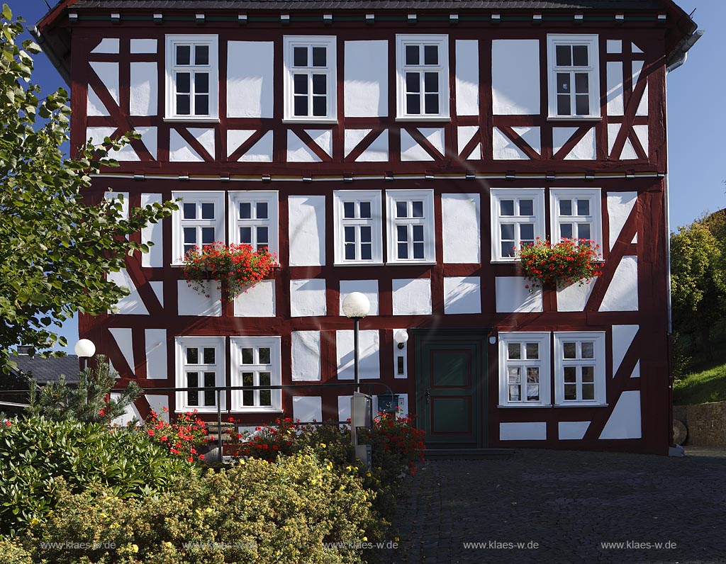 Burbach, Blick auf alte Vogtei, eines der stattlichsten Fachwerkhaeuser des Siegerlandes; Burbach, view to the old bailiwick.