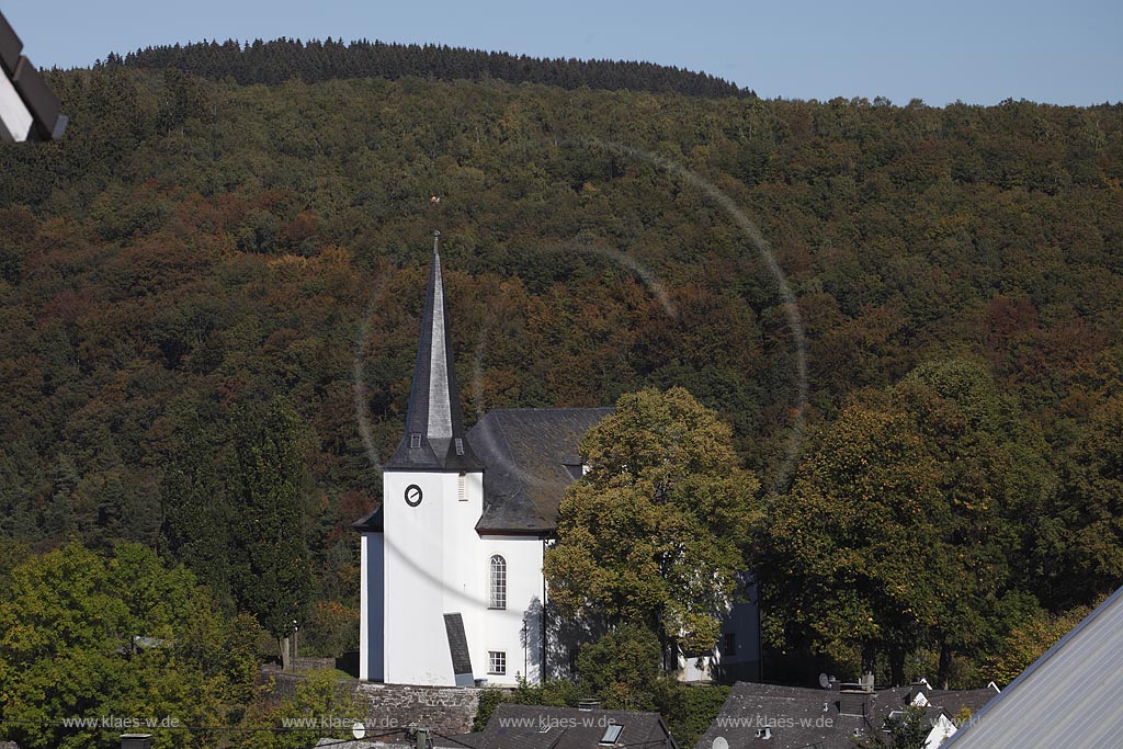 Burbach, Blick zur katholischen Pfarrkirche St Margaretha; Burbach, view to the catholic church St. Margaretha.