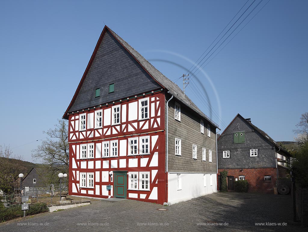 Burbach, die Alte Vogtei ist der etwa 500 Jahre alte nassauische Amts- und Gerichtssitz in Burbach und eines der stattlichsten Fachwerkhaeuser des Siegerlandes; Burbach old  half timbered framework bailiwick 