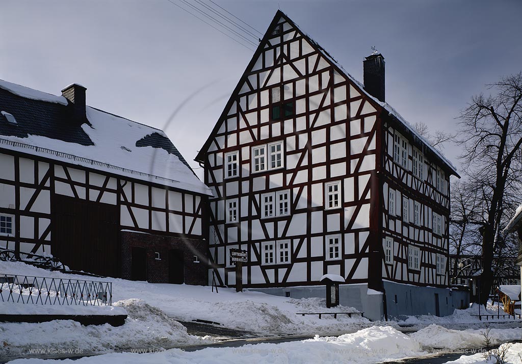 Burbach, Kreis Siegen-Wittgenstein, Siegerland, Blick auf Alte Vogtei in Winterlandschaft