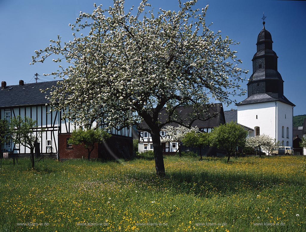 Holzhausen, Burbach, Kreis Siegen-Wittgenstein, Siegerland, Blick auf Frhlingslandschaft, Fruehlingslandschaft mit Kirche und Fachwerkhof