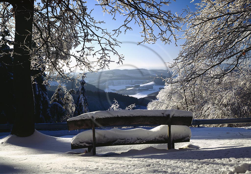 Eisenstrasse, Kreis Siegen-Wittgenstein, Siegerland, Blick vom Wanderparkplatz Schne, Schoene Aussicht auf Winterlandschaft