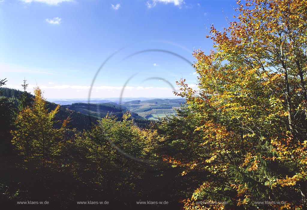 Eisenstrasse, Kreis Siegen-Wittgenstein, Siegerland, Blick vom Wanderparkplatz Schne, Schoene Aussicht auf Natur und Landschaft