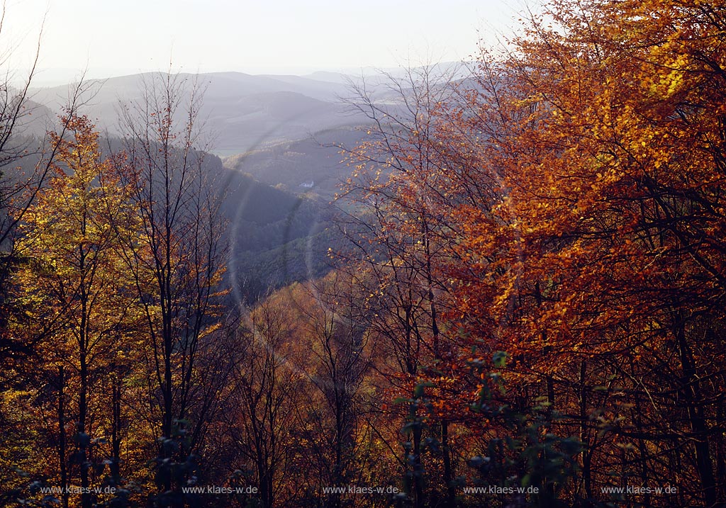 Eisenstrasse, Kreis Siegen-Wittgenstein, Siegerland, Blick vom Wanderparkplatz Schne, Schoene Aussicht auf Natur und Landschaft