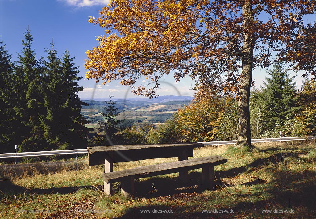 Eisenstrasse, Kreis Siegen-Wittgenstein, Siegerland, Blick vom Wanderparkplatz Schne, Schoene Aussicht auf Natur und Landschaft