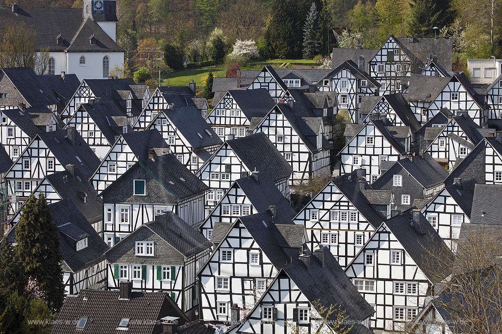 Freudenberg Fotoblick zum Alten Flecken, dem  historischen Ortskern mit dutzenden Fachwerkhaeusern im Fruehling; Freudenberg oldtown with historical framework houses im Fruehling